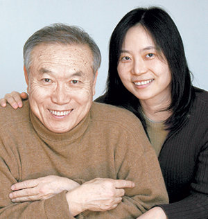 아버지 황동규 시인(왼쪽)과 딸 시내 씨. 처음엔 사진 찍기를 쑥스러워하던 부녀는 기자의 간곡한 요청에 수줍은 미소를 지었다. 이훈구 기자