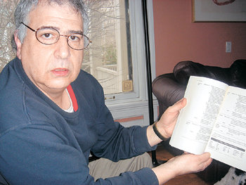 표절 연구 분야의 권위자로 유명한 미국 시카고대의 찰스 립슨 교수가 자신이 쓴 ‘대학에서 정직하게 글쓰기’ 책자를 보여주며 표절 교육의 중요성을 강조하고 있다. 시카고=김승련 특파원