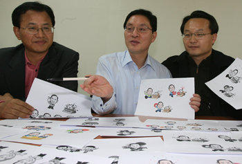 이명박 전 서울시장 측 정두언 의원(가운데)이 19일 서울 종로구 안국포럼 사무실에서 팬클럽 회원들이 만들어 보내온 이 전 시장의 캐릭터를 설명하고 있다. 이종승  기자