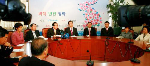 한나라당 강재섭 대표 등 지도부가 20 국회에서 열린 최고위원회의에서 최근 갈등을 빚고 있는 대선후보에 대한 검증에 대해 상호비방을 자제하고 당에 맡겨 줄 것을 당부하고 있다.[연합]