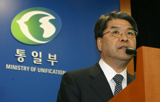 20일 서울 세종로 정부중앙청사 브리핑룸에서 이재정 통일부장관이 2007년 연간 업무계획 발표에 앞서 모두 발언을 하고 있다. 강병기기자