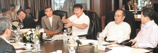 SK㈜의 글로벌 경영에는 부지런한 현장 경영을 펼치는 최태원 회장의 의지가 크게 작용했다. 지난해 11월 두바이에서 열린 SK㈜ 이사회에 참석한 최태원 회장(가운데)과 경영진. 사진 제공 SK㈜