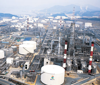 GS칼텍스는 내년 본격 가동을 목표로 6000억 원을 들여 전남 여수시 여수공장 안에 고도화설비를 증설하고 있다. 사진 제공 GS칼텍스