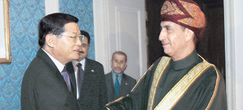 GS칼텍스 허동수 회장(왼쪽)이 오만의 파드빈 마무드 알사이드 부총리를 접견하고 있다. 사진 제공 GS칼텍스