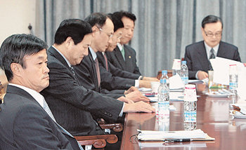 윤리위 출석한 정인봉 변호사 한나라당 대선주자인 이명박 전 서울시장의 선거법 위반사건에 관한 자료를 당에 제출하고 이 전 시장에 대한 검증을 요구해 파문을 일으켰던 정인봉 변호사(왼쪽)가 20일 오후 국회 의원회관에서 열린 당 윤리위원회에 출석해 굳은 표정으로 앉아 있다. 이종승 기자