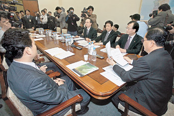 20일 국회 한미 자유무역협정(FTA) 특위 진상조사소위가 대외비 문건 유출 사건과 관련해 국회의원 보좌진 등 10명을 증인으로 불러 조사활동을 벌였다. 연합뉴스