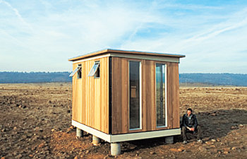 미국 샌프란시스코의 변호사 매슈 애덤스(30) 씨는 캘리포니아 주 레드블러프 인근 땅에 2300만 원을 들여 3.3평 크기의 집을 구입해 설치했다. 나무와 유리로 만들어진 이 집은 콘크리트 기둥 위에 서 있어 터 공사가 필요 없다. 광활한 자연 속의 오두막을 현대식으로 바꿔놓은 듯한 느낌이 든다. 사진 출처 뉴욕타임스