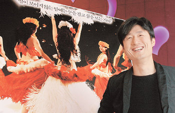 일본의 영화상 20여 개를 휩쓴 영화 ‘훌라걸스’의 이상일 감독. 그는 일본에서 나고 자란 재일교포 3세다. 강병기  기자