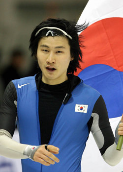 한국 빙상의 간판스타 이강석(한국체대)이 21일 서울 태릉국제스케이트장에서 열린 제88회 동계체전 스피드스케이팅 남자 대학부500m에서 힘차게 질주하고 있다. 35초 65의 대회신기록으로 금메달. [연합]