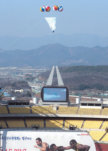 2011년 세계육상선수권대회 개최 후보 도시인 대구시가 22일부터 국제육상경기연맹(IAAF)의 실사를 받는다. 유치가 확정될 경우 메인 스타디움으로 사용될 대구월드컵경기장 상공에 실사단을 환영하는 애드벌룬이 떠 있다. 대구=박영대  기자