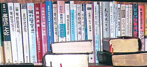 벤 토레이 신부와 공동체 회원들이 사용하는 책장. 북한 관련 책으로 빽빽이 채워져 있다.