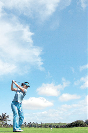 미국여자프로골프(LPGA)투어 필즈오픈(하와이 코올리나GC) 2년 연속 우승에 도전하는 이미나(KTF)가 21일 연습라운드 중 티샷을 날리고 있다. 사진 제공 KTF
