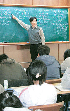 경북 봉화군 봉화읍내에 주말마다 개설되는 인재양성원 강의실 풍경. 봉화군은 지난해 3월부터 서울의 종로학원과 손잡고 군내 3개 고교학생 150명을 대상으로 국어 영어 수학 강의를 진행하고 있다. 봉화=이권효 기자