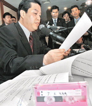 “위증교사 증거”이명박 전 서울시장의 비서였던 김유찬 씨가 21일 서울 영등포구 여의도동 전경련회관에서 기자회견을 열고 “이 전 시장의 1996년 15대 총선 때 선거법 위반 재판 당시 위증 대가로 이 전 시장 측에서 1억2050만 원을 받았다”며 관련 자료를 공개하고 있다. 김동주 기자