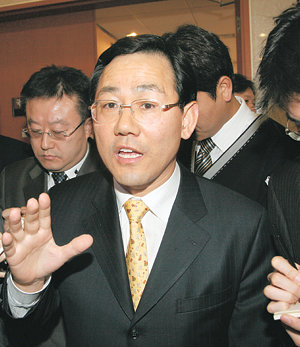 “전혀 사실무근”이명박 전 서울시장의 비서실장인 주호영 의원이 21일 국회에서 김유찬 씨가 기자회견에서 폭로한 이 전 시장의 1996년 선거법 위반 사건 재판 당시 ‘문제’들에 대해 사안별로 반박하고 있다. 주 의원은 김 씨가 증거도 없이 허위 주장을 하고 있다고 지적했다. 김동주 기자