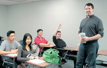 한국식 학원 운영으로 타 인종 학생들에게서 인기를 끌고 있는 미국 뉴욕 퀸스에 자리 잡고 있는 ‘엘리트 아카데미’의 수업 장면. 이 학원은 한인 및 중국계 밀집지역에 있지만 학원생의 40%가 백인, 인도계, 히스패닉계 등이다. 뉴욕=공종식 특파원