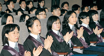 21일 신임 판사 및 예비판사 임명장을 받은 187명의 새내기 판사들이 임명식장에서 이용훈 대법원장의 훈시를 들은 뒤 박수를 치고 있다. 임명식장에 참석한 새내기 판사 중에는 여성이 104명으로 절반을 넘었다. 김재명 기자