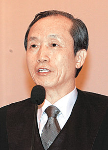 이용훈 대법원장이 21일 서울 서초구 서초동 대법원 청사에서 열린 신임법관 임명식에 참석해 훈시를 하고 있다. 김재명  기자