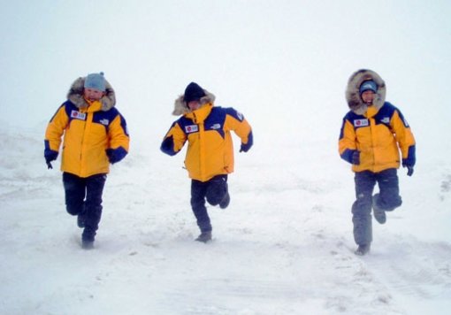 영하 30도 초속 25m의 강추위 속에서 얼어붙은 바다에서 훈련중인 원정대원들. 왼쪽부터 박영석 오희준 이형모 대원.
