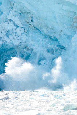 남극 세종기지에서 4km 떨어진 메리언 소만의 빙벽이 무너지는 순간. 집채만 한 얼음덩어리들이 바닷물 속으로 쏟아져 들어가고 있다. 최근 과학자들은 빙하가 무너지는 원인이 남극의 기온 상승뿐 아니라 따뜻한 해류의 유입 때문이라는 사실을 알아냈다. 사진 제공 극지연구소