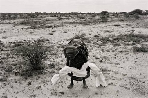 세계보도사진전 ‘존재 그대로의 사실’에 전시된 낵트웨이 씨의 사진. 소말리아의 한 어머니가 굶주려 죽은 아이를 땅에 묻기 위해 들어 올리고 있다. 사진 제공 제임스 낵트웨이 씨