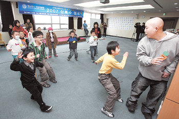 또래 친구들과 어울린 경험이 부족한 소아암 환자들이 22일 서울 세브란스병원과 한국맥도날드가 마련한 학교 복귀 프로그램에 참가해 놀이를 통해 규칙을 정하고 지키는 법을 배우고 있다. 사진 제공 한국맥도날드