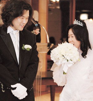 1월 말 결혼식을 올린 임성한 작가(오른쪽)와 손문권 PD. 사진 제공 임성한 씨