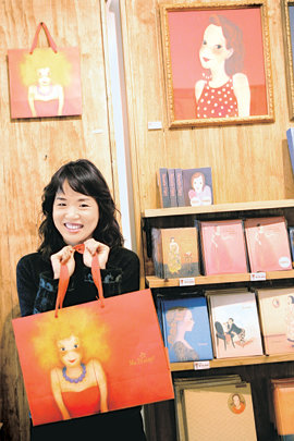 개인전 카탈로그가 불티나게 팔려 아이디어를 냈다. 달력 수첩 다이어리를 만든다면? 이제 동양화가 육심원 씨의 그림은 신용카드에도 나온다. 육 씨는 “자기 인생을 즐겁게 사는 일상의 여자들이 아름답다”면서 “그림 속 주인공이 생명을 얻어 대중의 사랑을 받는 모습을 보는 게 행복하다”고 말했다. 원대연 기자