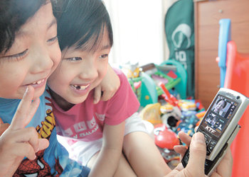 고속하향 패킷접속(HSDPA) 서비스의 핵심은 화상통화와 고속데이터통신이다. 어린이들이 할머니와 화상을 통해 얼굴을 보며 대화를 나누고 있다. 동아일보 자료 사진