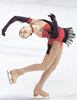 허리 디스크 치료 중인 ‘피겨 요정’ 김연아가 23일 열린 제88회 전국동계체전 피겨 여자 고등부 쇼트 프로그램 경기에서 유연한 자태로 세계 피겨 그랑프리대회 챔피언의 연기를 선보이고 있다. 연합뉴스