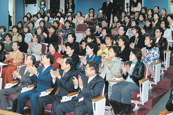 23일 제1회 어머니독서문화마당에 참가한 학부모들이 강연자로 나선 도종환 시인을 박수로 맞고 있다. 사진 제공 부산 새마을회관