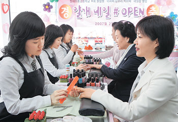 23일 서울 정화미용고를 졸업한 이지혜 박미혜 김유리 양(왼쪽부터)이 학교가 차려준 네일아트숍에서 교사들의 손톱을 손질해 주고 있다. 홍진환 기자