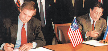 1994년 10월 스위스 제네바에서 로버트 갈루치 미 국무부 핵 담당 대사(왼쪽)와 북한 강석주 외무성 제1부상이 북핵 문제의 해결을 위한 기본 합의문에 서명하고 있다. 동아일보 자료 사진