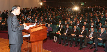 이명박 전 서울시장이 23일 한나라당 국가발전전략연구회 주최로 국회 도서관에서 열린 정책간담회에서 한반도 대운하 건설 구상 등에 대해 설명하고 있다. 이 전 시장은 이날 강연에서 “대선 과정에서도 선진정치를 보여 줘야 한다”며 검증론에 유감을 표시했다. 이종승  기자