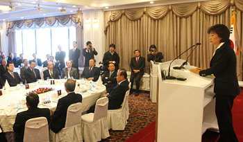 박근혜 전 한나라당 대표가 23일 서울 중구 프레지던트호텔에서 열린 제5차 ‘21C 동서포럼’ 조찬모임에서 강연을 하고 있다. 박 전 대표는 이날 강연에서 “청렴하고 도덕적으로 깨끗한 리더십이 필요하다”며 검증론을 거듭 제기했다. 연합뉴스