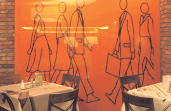 직장인들 도심 쉼터로기존의 녹색과 흰색 줄무늬 인테리어 대신 나무와 벽돌을 이용해 브라운 톤으로 매장을 꾸민 패밀리레스토랑 베니건스 서울 강남구 삼성점.