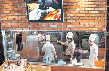 “주부님! 조리과정 깨끗해요”던킨도너츠 경기 성남시 분당구 서현스퀘어점은 고객들이 도넛 조리 과정을 볼 수 있도록 오픈키친을 처음 도입했다.