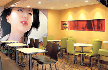 젊은 감각 맞춘 인테리어젊은 층이 많이 찾는 맥도날드 서울 강남구 압구정점은 고급스럽고 편안한 분위기를 연출하기 위해 올리브 그린과 카키색으로 매장을 디자인했다.