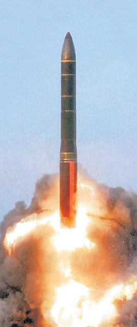 러 다탄두핵미사일 세 개의 목표물을 한꺼번에 겨냥할 수 있는 다탄두핵미사일(MIRVs)인 러시아의 토폴-M 발사 모습. 러시아는 미국의 미사일방어(MD) 체제 배치에 대응하기 위해 토폴-M과 같은 기동 조작이 가능한 다탄두 이동식 미사일로 MD 체제를 무력화할 것이라고 주장해 왔다. 동아일보 자료 사진