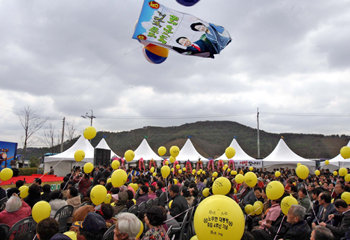 고향 봉하마을서 잔치 노무현 대통령의 고향인 경남 김해시 봉하마을에서 25일 노 대통령 취임 4주년 축하 행사가 열렸다. 김해=최재호  기자