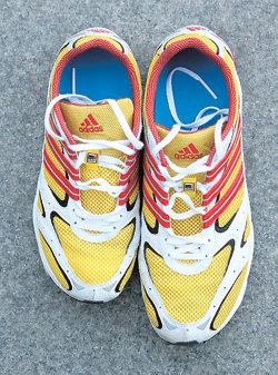 박종암 씨의 운동화는 일반 마라토너의 운동화와 큰 차이가 있다. 오른발 사이즈는 190mm이고 왼발은 290mm로 무려 10cm나 차이가 난다. 이 운동화는 박 씨가 스포츠용품전문업체에 의뢰해 제작됐다.