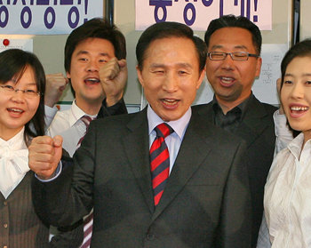 당사에서 파이팅 한나라당 대선주자인 이명박 전 서울시장이 26일 서울 강서구 염창동 당사를 찾아 당 사무처 직원들과 파이팅을 외치고 있다. 이종승 기자