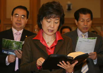 조찬기도회 참석 박근혜 전 한나라당 대표가 26일 오전 국회에서 열린 당 기독인회 조찬기도회에 참석해 찬송가를 부르고 있다. 이종승 기자