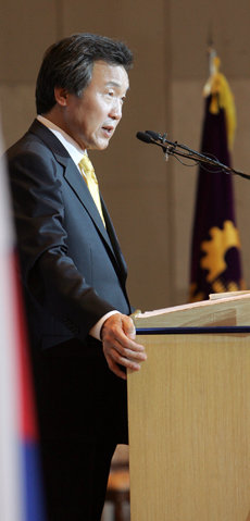 목포서 특강 손학규 전 경기지사가 26일 전남 목포시 한 예식홀에서 ‘환태평양시대 서남권 발전전략’을 주제로 강연하고 있다. 이날 특강은 목포상공회의소 초청으로 이뤄졌다. 목포=연합뉴스