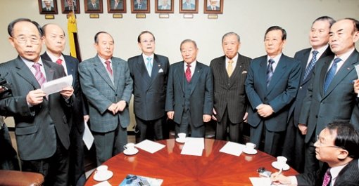 분노한 軍 원로들 김성은 전 국방부 장관(왼쪽에서 네 번째) 등 군 원로들이 26일 서울 송파구 신천동 재향군인회관에서 긴급 모임을 갖고 한국과 미국이 2012년 전시작전통제권의 한국군 전환에 합의한 것을 강력히 비판하고 있다. 김재명  기자