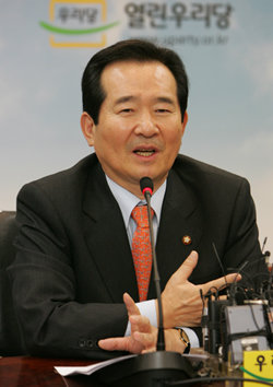 열린우리당 정세균 의장이 26일 서울 영등포 당사에서 열린 대통합신당 추진위원회 발족식에서 “낮은 자세로 대통합의 성공을 위해 노력하겠다”고 밝히고 있다. 김동주 기자