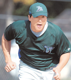 탬파베이의 최희섭이 처음으로 한국이나 일본 등 타 리그행 의사를 밝혀 귀추가 주목된다. 최희섭이 26일 스프링캠프에서 달리기 훈련에 열중하고 있다. 세인트피터즈버그=연합뉴스