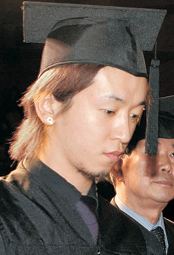 한국문화를 공부하기 위해 산업예술전문학사 학위를 받은 일본인 오노 슈타 씨.