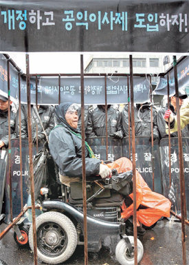 장애인 복지수준의 향상도 필요하지만 자신의 힘으로 살아갈 수 있도록 재활의 의지와 능력을 키워주는 것이 더 중요하다. 동아일보 자료 사진