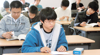 서울대가 22일 실시한 2008학년도 모의 논술고사는 제시문은 쉬워진 반면 창의적인 해결책을 요구하고 있어 수험생들이 어렵게 느꼈다는 분석이다. 모의고사에 참여한 수험생들이 시험 준비를 하고 있다. 김재명기자